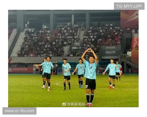 足球赛场上球员拥抱对手遭拒引发争议体育精神与个人情感的碰撞